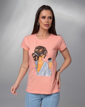Персикова бавовняна футболка з яскравим малюнком - 8617061 - SvitStyle