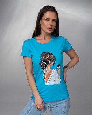 Блакитна бавовняна футболка з яскравим малюнком - 8617063 - SvitStyle