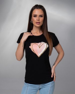 Чорна трикотажна футболка з великим серцем - 8617066 - SvitStyle