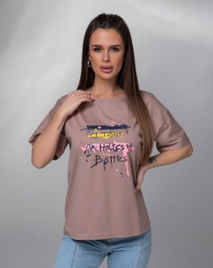 Темно-бежева трикотажна футболка з написами - SvitStyle