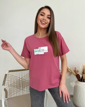 Темно-рожева вільна трикотажна футболка з принтом - SvitStyle